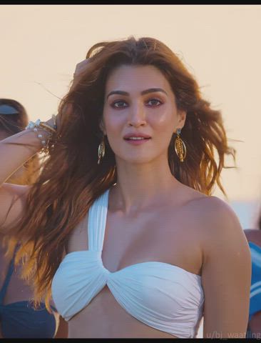 Kriti Sanon in slow motion