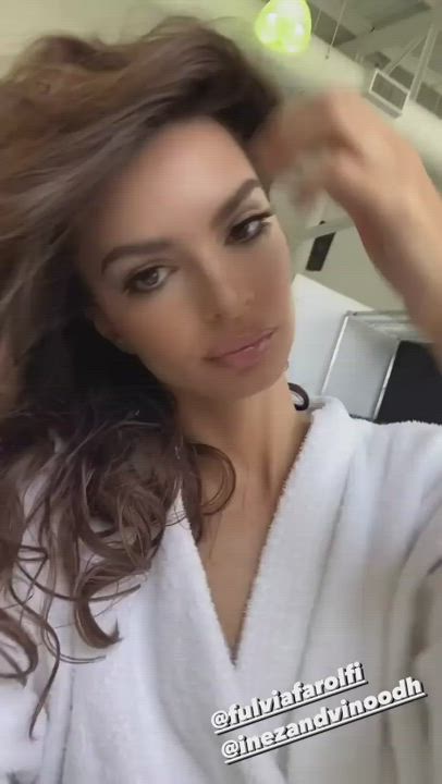 Emily Ratajkowski gif