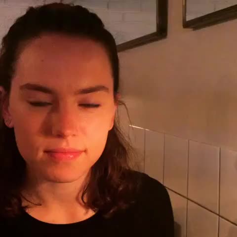 Daisy Ridley eating a burger