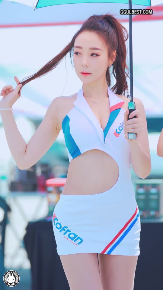 Racing model Huiyeon cleavage