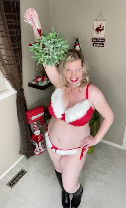 (42) I saw mommy kissing Santa Claus 💋