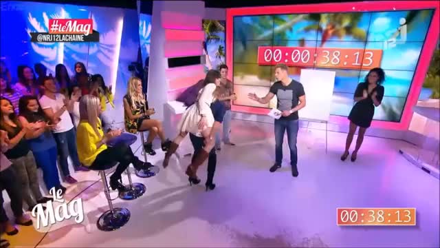 Unexpected upskirt on French TV
