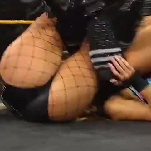 Toni Storm’s jiggly ass