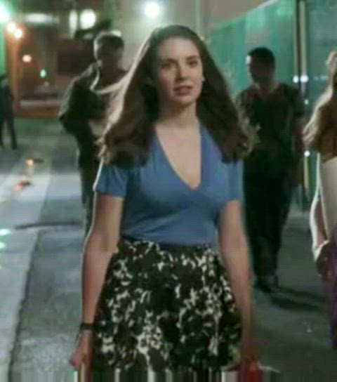 alison brie sexy walking gif