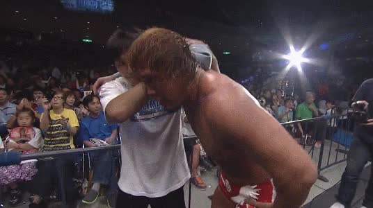 Naito cries after losing to Nakamura G1 final 2011 while carried by Young Lion Hiromu
