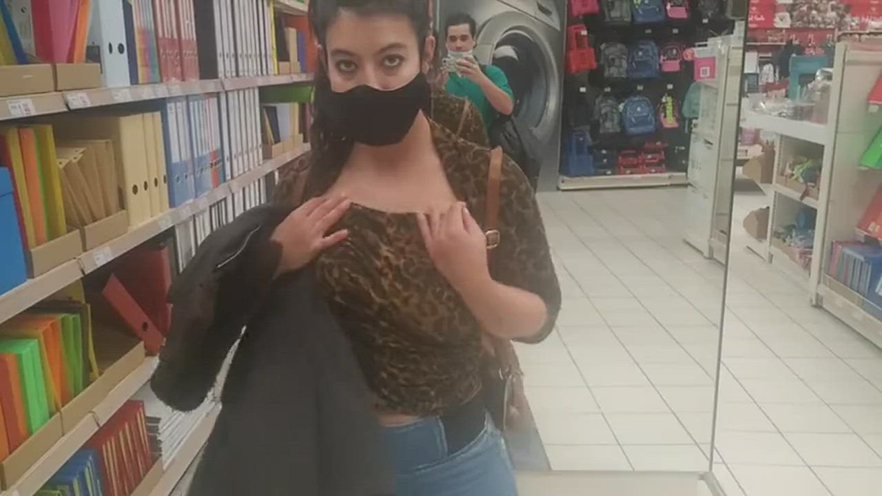 Flashing Tits, Shopping at the Mall!!!