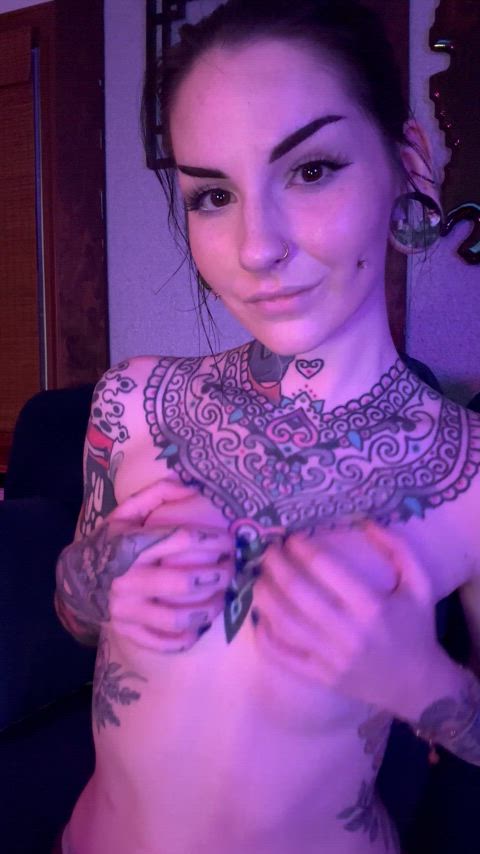 alternative onlyfans tattooed hot-girls-with-tattoos gif