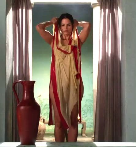 Katrina Law in Spartacus S01E09 (2010)