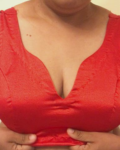 Aunty Bhabi Big Tits Bra Busty Cleavage Desi Hotwife Indian Saree gif