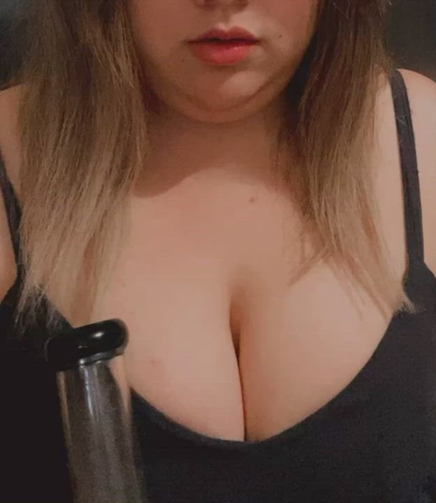 Kitty is back at it again with bongs, boobs and drool ?