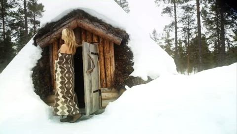 Hailey Clauson snow