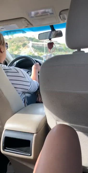 Fingering herself in the Uber