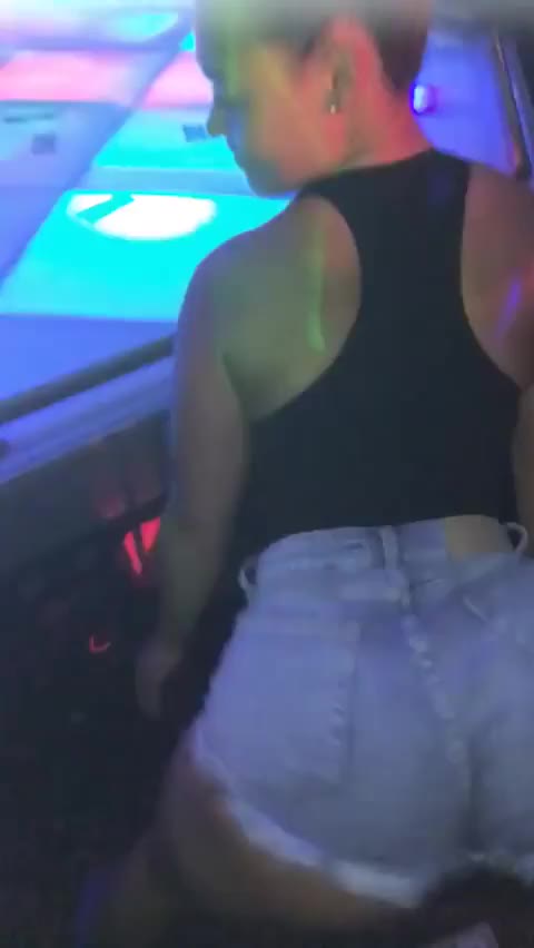 Big booty twerk