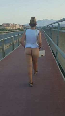 Daring to flash my bare bottom to passing cars!