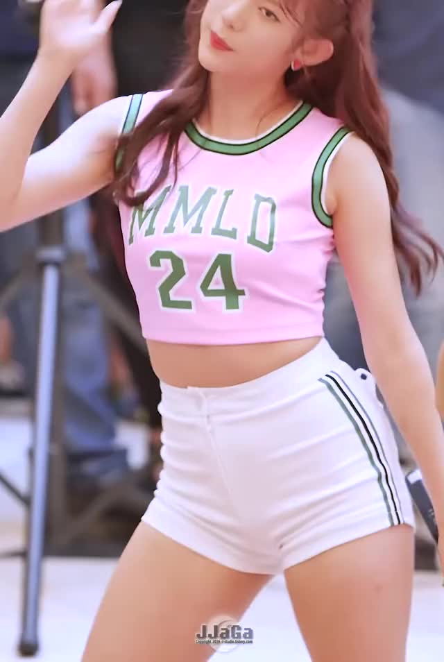 Momoland Daisy Cutie Number 24