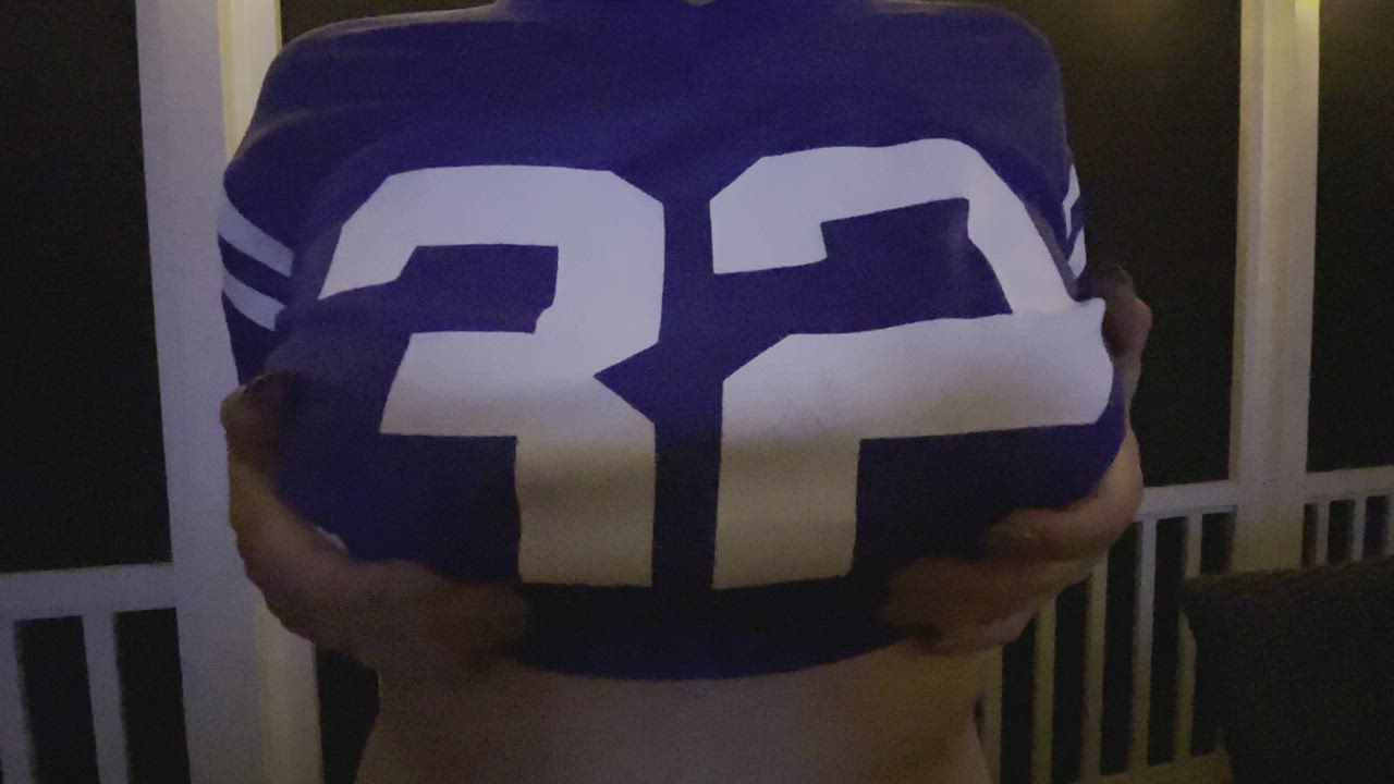 Monday Night Football titty drop!