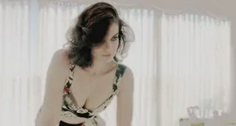 british cleavage lauren cohan gif