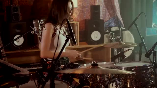 Foo Fighters Meets 70's Bobby Caldwell - Live Looping Mashup by Elise Trouw