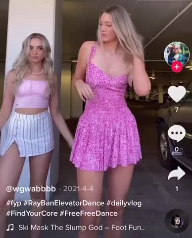 Hot TikTok blonde