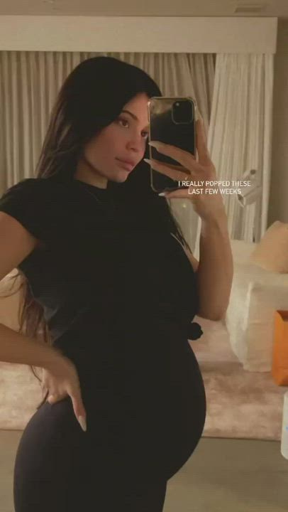 Big Ass Kylie Jenner Pregnant gif
