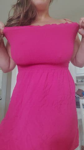 36 G titty reveal in a summer dress