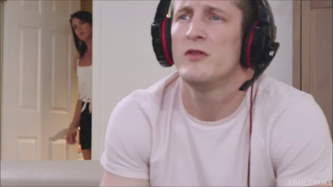 Her sexy eyes are hypnosis