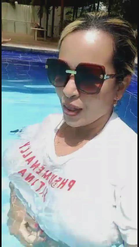 chaturbate colombian latina milf milfs onlyfans pool swimming pool wet bbc-milf bigger-than-you-thought