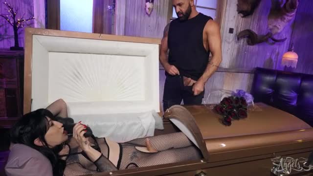 Hot Ts gothic girl gets her dick sucked by hunk