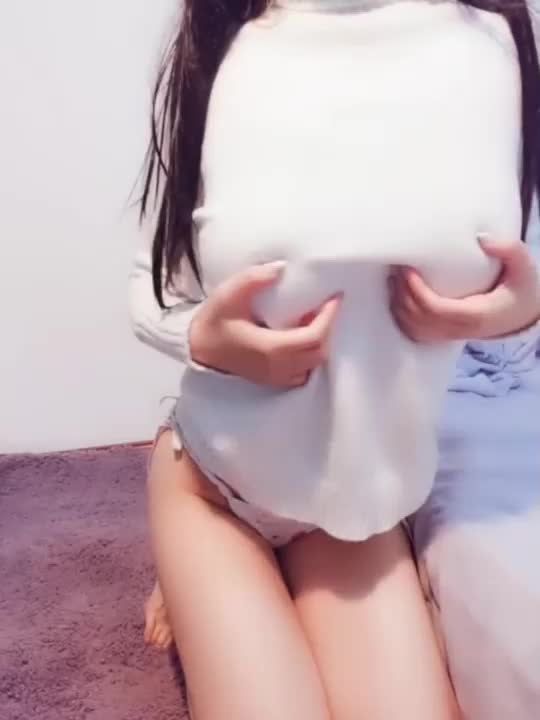Chinese girl nice tits masturbating