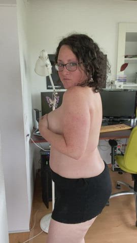 40 year old sexy milf ready to help to you live out your fantasies