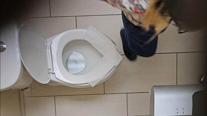 ass big ass pee peeing piss pissing toilet gif