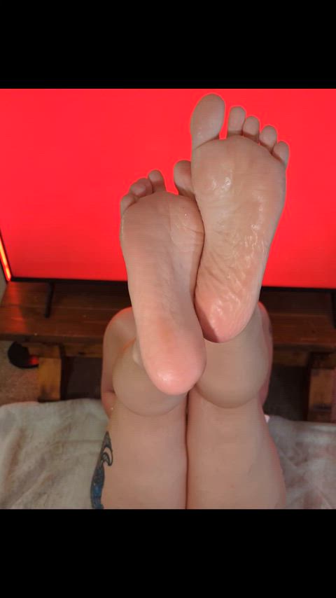 feet feet fetish legs milf oil oiled soles toes feet-heaven foot-queen oil-porn gif