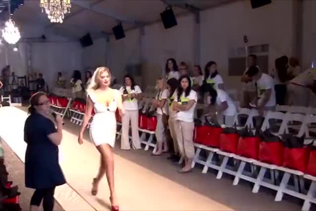 Kate_Upton_ catwalk practise