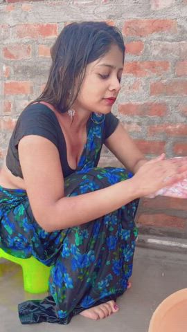 Desi Indian Bhabi Saree Boobs Cleavage Big Tits Tits gif