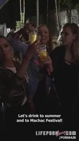 [MFF] Guy fucks his friends at a concert