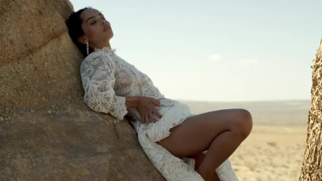 Zoë Kravitz Calls Out Photoshop In Her October BAZAAR Cover Shoot Harper's BAZAAR