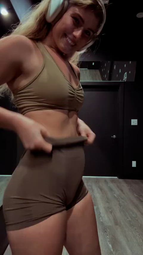 ass big ass blonde celebrity gym muscles sfw tiktok flexing thick-booty gif