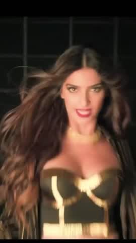 Sonam Kapoor shaking her milk tanks ?(old video)