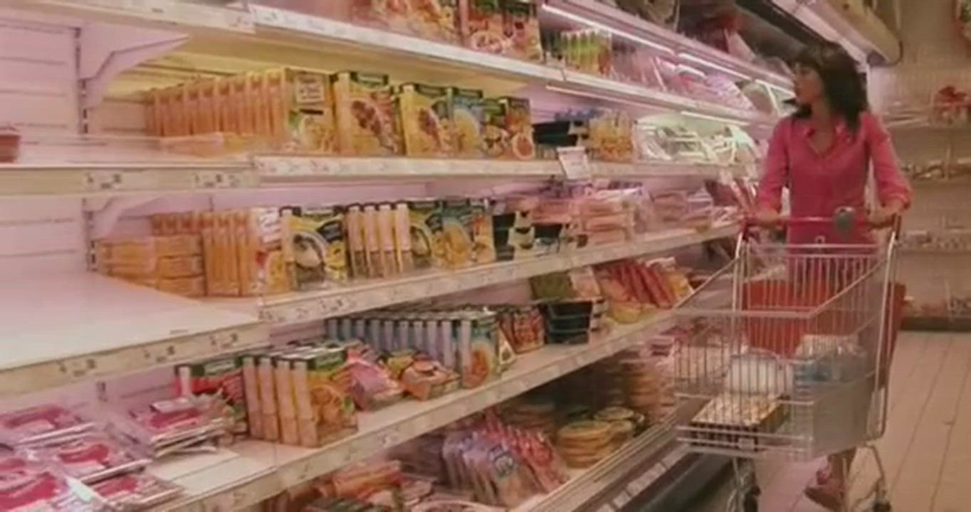 La scène du supermarché naturiste dans Les Textiles (2004)