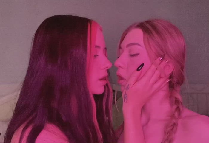 Arilaviee kissing