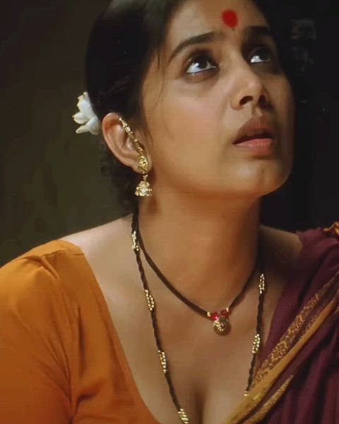 Sonali Kulkarni deep cleavage