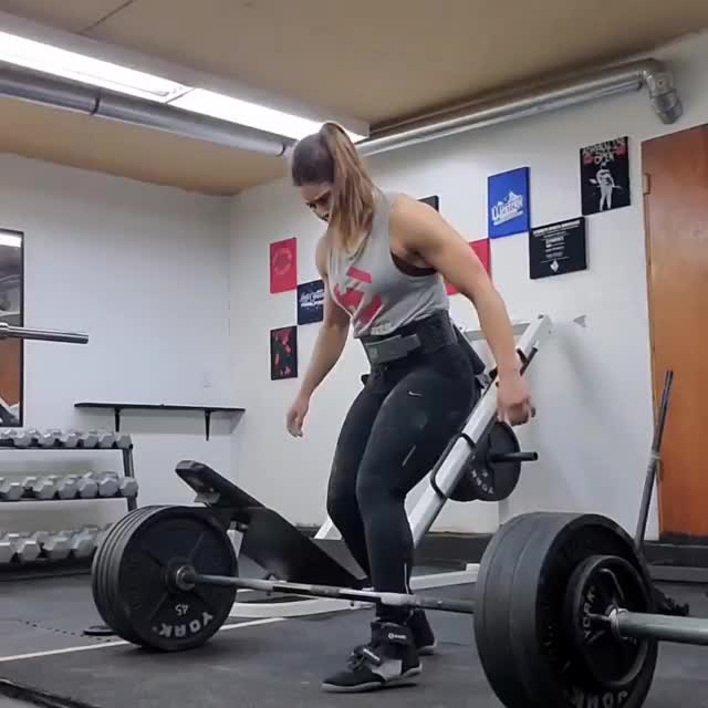 Jessica Buettner deadlift attempt