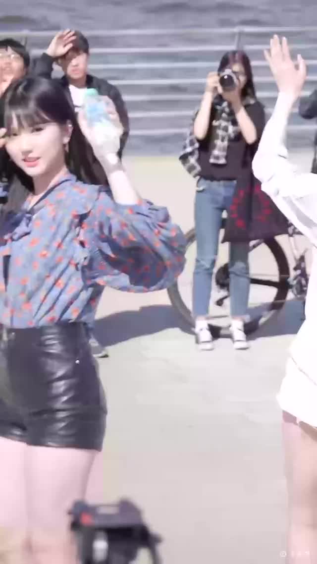 eunha + yuju butts 4