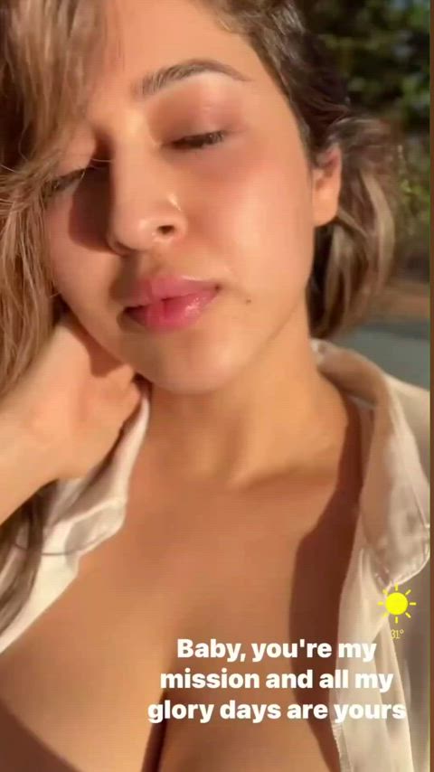 Sonarika Bhadoria🤤 truly wants a biig lund btwn her malai duddhu👅. Sabka lund