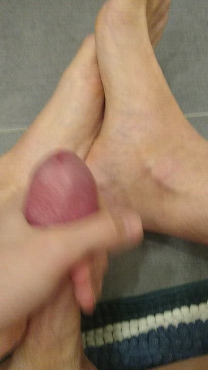 Unloading my creamy load onto my twink feet 💦