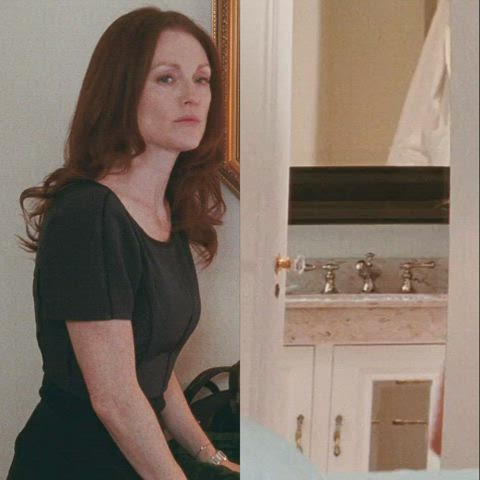 Julianne Moore (48) &amp; Amanda Seyfried (23) - Chloe (2009)