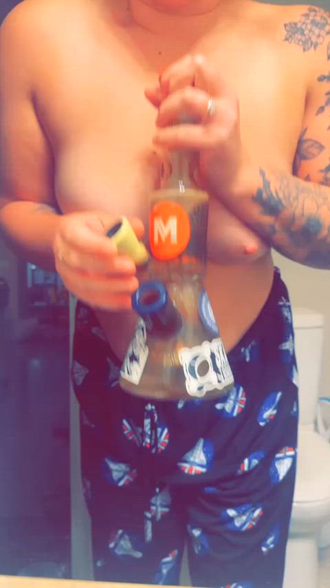 Don’t tell my fiancé I smoked the bong inside the house🤫👀😘