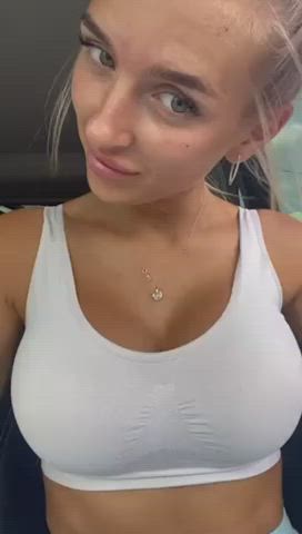 Blonde reveals her tits