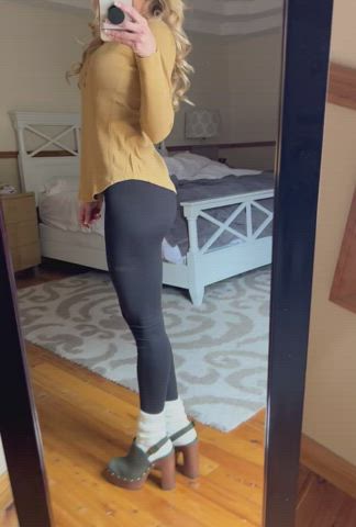 ass milf nsfw girls-in-yoga-pants gif