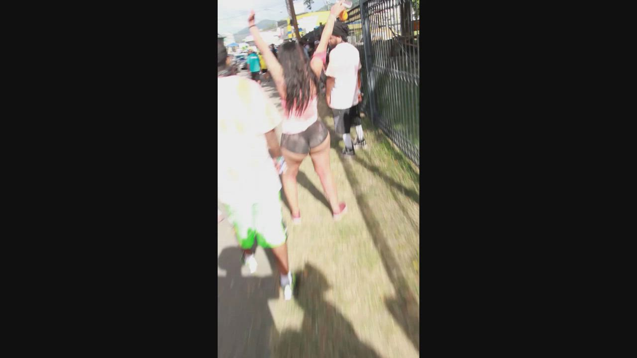 Extra thick gyal bruk out at Trinidad Carnival